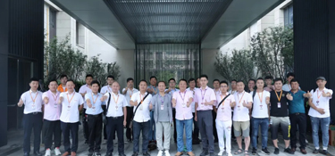 『工地』杭州電視臺(tái)特約驗(yàn)房專家大梁師傅與銘品裝飾巡查組一起，巡檢“明熙府”小區(qū)在建工地