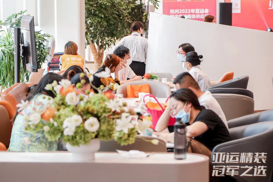 業(yè)主們享受品牌設(shè)計師一對一講解