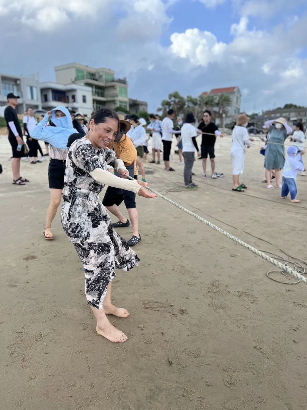 熱愛生活，熱愛拼搏的銘品家人們，旅途中也少不了比賽，一場新鮮好玩的海邊拔河就此展開。