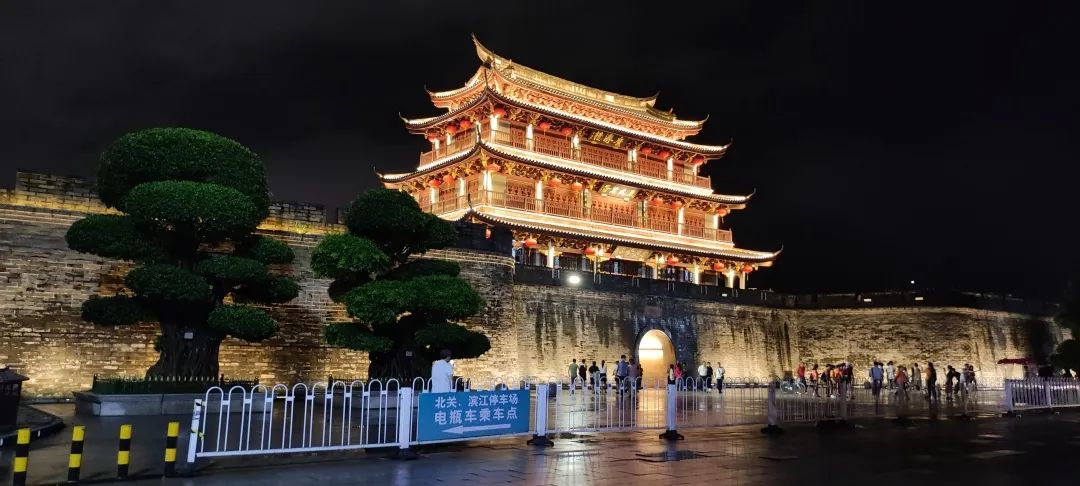 潮州古城樓的夜景，倒映一江水，如詩如畫。
