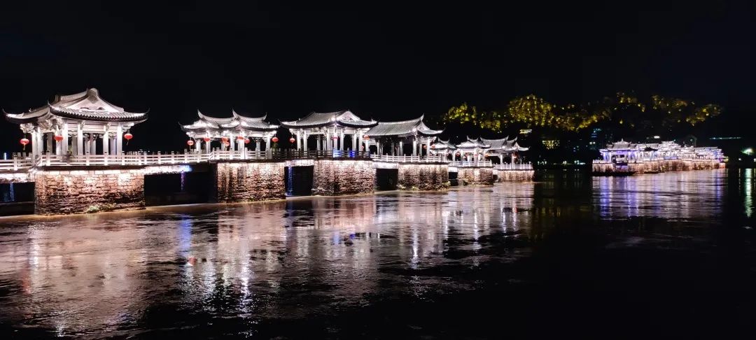 潮州古城樓的夜景，倒映一江水，如詩如畫。